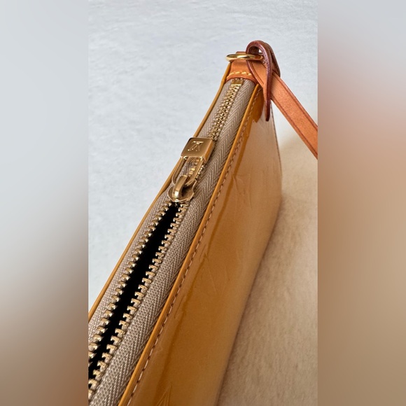 LOUIS VUITTON Vernis Lexington Monorgram Pochette - Picture 7 of 13